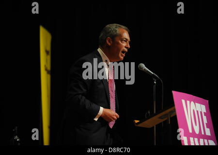 Hove, UK. 3. Juni 2013.  Die UKIP Führer Nigel Farage spricht bei einem Treffen in einem gepackten Hove Rathaus heute Abend Stockfoto