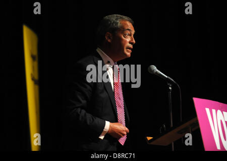 Hove, UK. 3. Juni 2013.  Die UKIP Führer Nigel Farage spricht bei einem Treffen in einem gepackten Hove Rathaus heute Abend Stockfoto