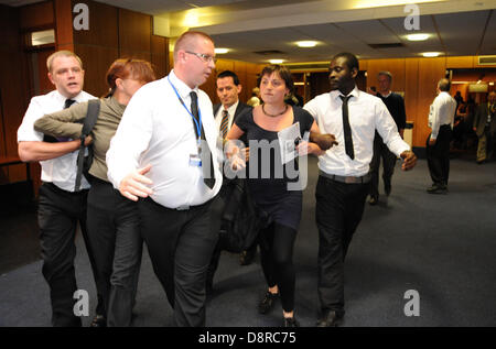 Hove, UK 3. Juni 2013 - Demonstranten sind unter der Leitung von der Haupthalle nach dem Versuch, eine Rede zu unterbrechen von UKIP Führer Nigel Farage in eine gepackte Hove Rathaus heute Abend Stockfoto