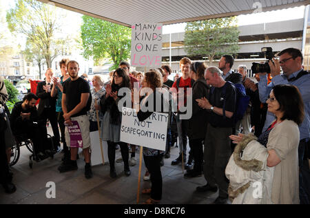 Hove, UK 3. Juni 2013 - Demonstranten außerhalb, wie bei einem Treffen in einem gepackten Hove Rathaus UKIP Führer Nigel Farage spricht heute Abend Foto von Simon Dack/Alamy Live News Stockfoto