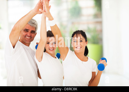 glückliche Familie hoch fünf nach dem Training zu Hause zu tun Stockfoto