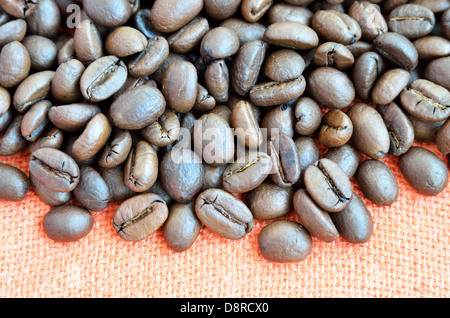 Kaffeebohnen auf Textil-Hintergrund Stockfoto