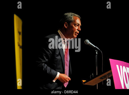 Hove, UK. 3. Juni 2013.  Die UKIP Führer Nigel Farage spricht bei einem Treffen in einem gepackten Hove Rathaus heute Abend Stockfoto