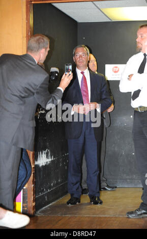 Hove, UK. 3. Juni 2013. Im Rampenlicht UKIP Führer Nigel Farage vor dem Rathaus Hove sprechen heute Abend Foto von Simon Dack/Alamy Live News Stockfoto