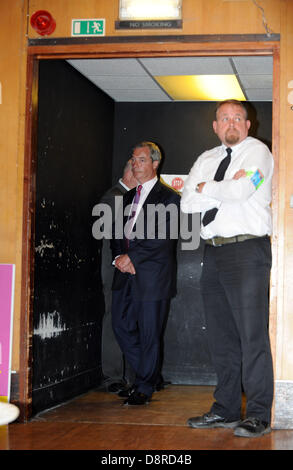 Hove, UK. 3. Juni 2013. UKIP Führer Nigel Farage vor dem Rathaus Hove sprechen heute Abend fotografiert von Simon Dack/Alamy Stockfoto