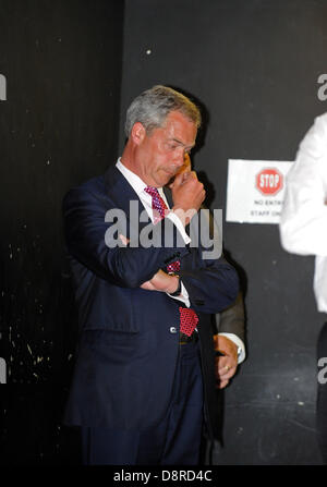 Hove, UK. 3. Juni 2013. UKIP Führer Nigel Farage vor dem Rathaus Hove sprechen heute Abend fotografiert von Simon Dack/Alamy Stockfoto