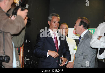 Hove, UK. 3. Juni 2013. UKIP Führer Nigel Farage vor dem Rathaus Hove sprechen heute Abend Foto von Simon Dack/Alamy Live News Stockfoto