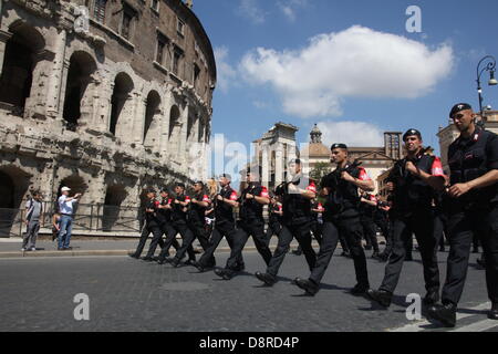 Rom, Italien. 2. Juni 2013. Soldaten marschieren vorbei Marcellustheater am italienischen Republik Day parade in Rom, Italien. Stockfoto