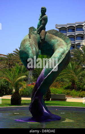 "Mann reitet eine Schlange" Skulptur am Faro de Maspalomas, Gran Canaria. Stockfoto