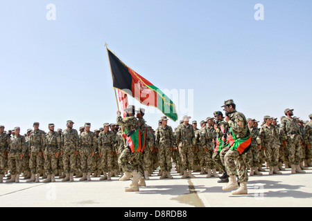 Afghan National Army Soldaten stehen in Formation während der Teilung der 215th Korps Regional Military Training Center Rezeption, Inszenierung, vorwärts Bewegung und Integration training 23. Mai 2013 im Camp Shorabak, Provinz Helmand, Afghanistan. Mehr als 500 Soldaten absolvierte das Programm und werden ersetzt, Abfahrt US-Soldaten eingesetzt werden. Stockfoto