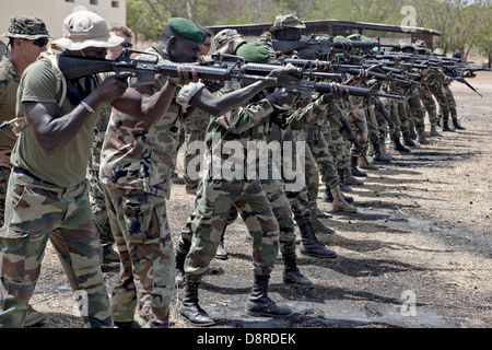 Senegalesische Companie de Fusilier Marinekommandos Praxis schießen Bohrer während einer Bekämpfung Treffsicherheit Klasse von US-Marines 22. April 2013 in Toubacouta, Senegal. Stockfoto