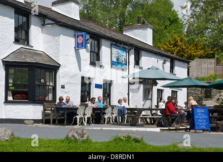 Das Britannia Inn im Dorf Elterwater, Langdale, Nationalpark Lake District, Cumbria, England UK Stockfoto