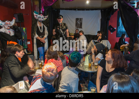 Paris, Frankreich, Crowd People, French LGBT N.G.O. Group, Act up-Paris, mit „Sister of Perpetual Ingugence“ in der Mutinerie Bar, Reactup Veröffentlichung Launch, Freiwillige in Europa, Publikumsshow Stockfoto