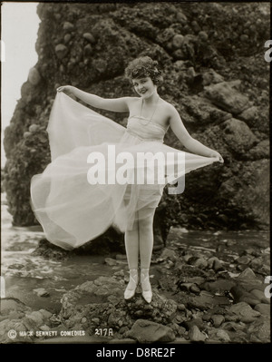 Schauspielerin Phyllis Haver, einer der Mack Sennetts Badenixen, Porträt in fließenden Badeanzug am Strand, ca. 1920 Stockfoto