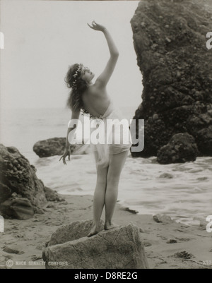 Schauspielerin Harriet Hammond, einer der Mack Sennetts Badenixen, Portrait im Badeanzug am Strand, Rückansicht, ca. 1920 Stockfoto