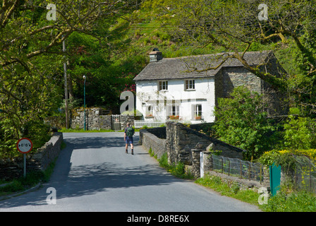 Männliche Walker im Dorf Elterwater, Langdale, Nationalpark Lake District, Cumbria, England UK Stockfoto