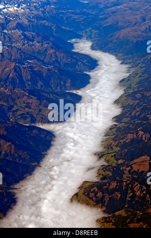 Luftbild auf Wolken über Bergtal in Europa Stockfoto