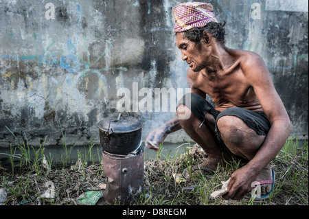 Obdachloser in den Straßen von Cebu, Visayas, Philippinen, Süd-Ost Asien kochen. Stockfoto