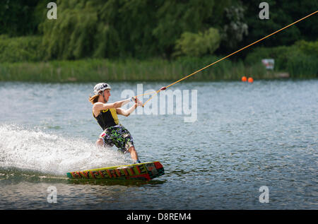 Basildon, Essex, England. 3. Juni 2013. Mitglieder der Öffentlichkeit nutzte die Gelegenheit zu zeigen, ihre Wakeboarding Fähigkeiten neben der Profis an der "Straße zum Red Bull Harbour erreichen Jam-Session" auf dem Wakeboard Park in Basildon.  Fotograf: Gordon Scammell/Alamy Live-Nachrichten. Stockfoto