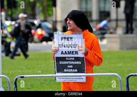 London, UK. 3. Juni 2013. Erste von fünf täglichen Proteste durch die London Guantánamo-Kampagne gegen die anhaltende Inhaftierung von Shaker Aamer Live News Stockfoto