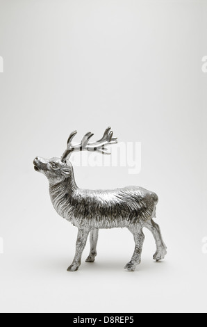 Stillleben mit einem silbernen Rentier Figur auf weißem Hintergrund. Stockfoto