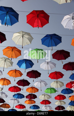 Schirme gegen Himmel für Atatürk Tag, Kaleici, Antalya, Türkei Stockfoto