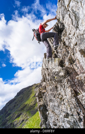 Ein Wanderer Klettern Cam Crag Ridge im Langstrath Tal führt bis zum Gipfel des Wasdale im Lake District, Cumbria. Stockfoto