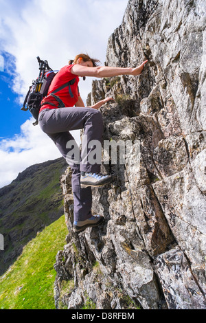 Ein Wanderer Klettern Cam Crag Ridge im Langstrath Tal führt bis zum Gipfel des Wasdale im Lake District, Cumbria. Stockfoto