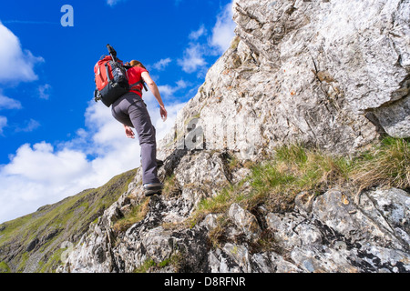 Ein Wanderer Klettern Cam Crag Ridge im Langstrath Tal führt bis zum Gipfel des Wasdale im Lake District, Cumbria. Stockfoto