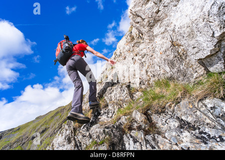 Ein Wanderer Klettern Cam Crag Ridge im Langstrath Tal führt bis zum Gipfel des Wasdale im Lake District, Cumbria. Stockfoto