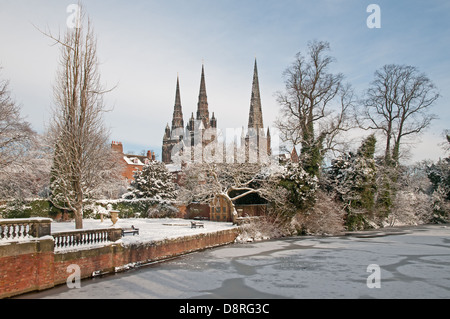 Kathedrale von Lichfield und Memorial Gardens mit gefrorenen Münster Pool im Vordergrund Stockfoto