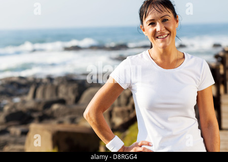 Fit mittlere gealterte Frau Porträt am Strand in den Morgen Stockfoto