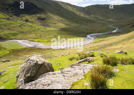 Blick in Richtung Stonethwaite fiel, Langstrath Beck im Lake District Stockfoto