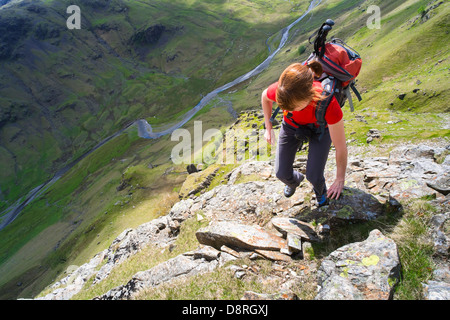 Ein Wanderer Klettern Cam Crag Ridge im Langstrath Tal führt bis zum Gipfel des Wasdale im Lake District, Cumbria. Stockfoto