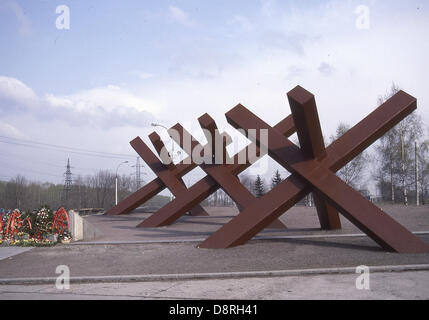 10. Mai 1987 - markiert Moskau, RU - drei riesige Skulpturen der Panzerabwehr Igel, das Denkmal für die Verteidiger von Moskau, den weitesten Umfang der der 1941 deutsche Vormarsch auf Moskau. Heute ist es innerhalb der Nord-westlichen Teil der Stadt auf dem Weg zum Flughafen Scheremetjewo-2. Im Jahre 1941 war es ein Vorort mit dem Namen Khimki, aus denen konnte man sehen, die Türme des Kremls ein paar Kilometer entfernt. (Kredit-Bild: © Arnold Drapkin/ZUMAPRESS.com) Stockfoto