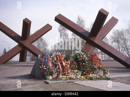 10. Mai 1987 - markiert Moskau, RU - drei riesige Skulpturen der Panzerabwehr Igel, das Denkmal für die Verteidiger von Moskau, den weitesten Umfang der der 1941 deutsche Vormarsch auf Moskau. Heute ist es innerhalb der Nord-westlichen Teil der Stadt auf dem Weg zum Flughafen Scheremetjewo-2. Im Jahre 1941 war es ein Vorort mit dem Namen Khimki, aus denen konnte man sehen, die Türme des Kremls ein paar Kilometer entfernt. (Kredit-Bild: © Arnold Drapkin/ZUMAPRESS.com) Stockfoto