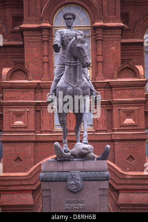 1. Juni 1997 - Moskau, RU - Bronze-Denkmal für Marschall Georgy Konstantinovich Zhukov, 1896 Â €"1974, dem zweiten Weltkrieg sowjetische Militärbefehlshaber, führte die Rote Armee der Sowjetunion zu befreien und zu erobern Deutschlands Hauptstadt, Berlin, errichtet vor dem historischen Museum am Eingang zum Roten Platz im Jahr 1995 auf der 50. Sieg Jahrestags des großen Vaterländischen Krieges von 1941 Â €" 1945. Es wurde von V.M.Klykov modelliert. (Kredit-Bild: © Arnold Drapkin/ZUMAPRESS.com) Stockfoto