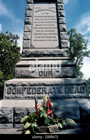 Konföderierte Soldaten sind durch ein Granitdenkmal im Jahre 1891 Lee Square, einem Bürgerkrieg Memorial Park in der Innenstadt von Pensacola, Florida, USA geehrt. Stockfoto