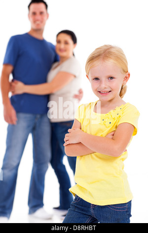 entzückende kleine Mädchen stand vor Eltern Stockfoto