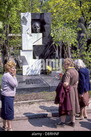 10. Mai 1987 - Moskau, RU - eine Russin hat eine emotionale Reaktion, das Grab von Nikita Sergeyevich Khrushchev, anzeigen (1894 Â €"1971), in Nowodewitschi-Friedhof, Moskau. Weltweit bekannt als erster Sekretär der kommunistischen Partei der Sowjetunion von 1953 bis 1964, seine Frau Nina Petrovna Khrushcheva, ist neben ihm begraben. Chruschtschow-Denkmal und Büste bekannter russischer Bildhauer Ernst Neizvestny 1974, ein Künstler entwarf, die er einmal an der Macht kritisiert. Unter den sowjetischen Führern wurde nur Nikita Khrushchev auf Nowodewitschi statt an der Kremlmauer beigesetzt. Neben der 1 Stockfoto