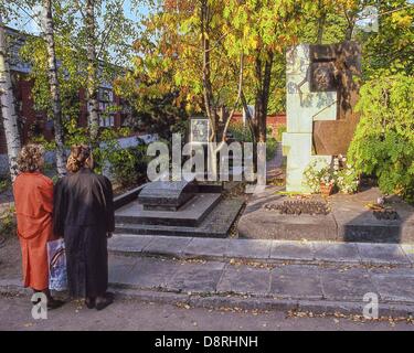 10. Mai 1987 - Moskau, RU - zwei russische Frauen sehen das Grab von Nikita Sergeyevich Khrushchev, (1894 ‰ÛÒ 1971), in Nowodewitschi-Friedhof, Moskau. Weltweit bekannt als erster Sekretär der kommunistischen Partei der Sowjetunion von 1953 bis 1964, seine Frau Nina Petrovna Khrushcheva, ist neben ihm begraben. Chruschtschow Grab und Büste wurden von bekannten russischen Bildhauer Ernst Neizvestny 1974, ein Künstler entworfen, die er einmal an der Macht kritisiert. Unter den sowjetischen Führern wurde nur Chruschtschow auf Nowodewitschi statt an der Kremlmauer beigesetzt. Neben den aus dem 16. Jahrhundert Nowodewitschi-Kloster (die Stockfoto