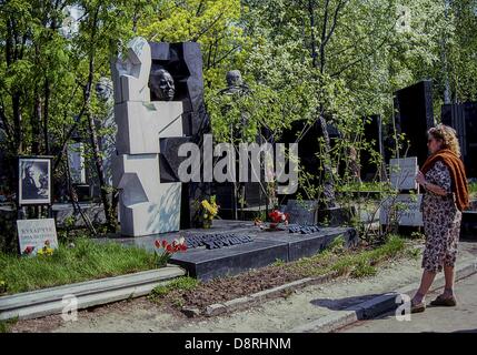 10. Mai 1987 - Moskau, RU - sieht eine russische Frau das Grab von Nikita Sergeyevich Khrushchev, (1894 ‰ÛÒ 1971), in Nowodewitschi-Friedhof, Moskau. Weltweit bekannt als erster Sekretär der kommunistischen Partei der Sowjetunion von 1953 bis 1964, seine Frau Nina Petrovna Khrushcheva, ist neben ihm begraben. Chruschtschow Grab und Büste wurden von bekannten russischen Bildhauer Ernst Neizvestny 1974, ein Künstler entworfen, die er einmal an der Macht kritisiert. Unter den sowjetischen Führern wurde nur Chruschtschow auf Nowodewitschi statt an der Kremlmauer beigesetzt. Angrenzend an das Nowodewitschi-Kloster aus dem 16. Jahrhundert (das c Stockfoto