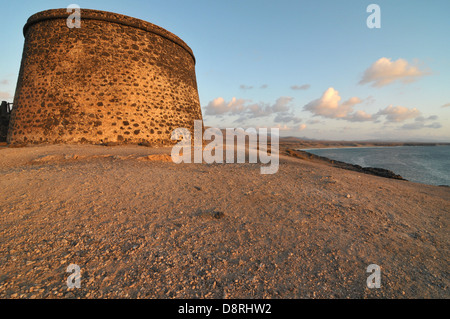 Bunker bei Sonnenuntergang auf einem bewölkten Himmel, Kanaren, Spanien Stockfoto