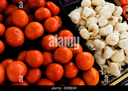 Tomaten und Knoblauch auf dem Display in einer Familie im Besitz Lebensmittelgeschäft. Stockfoto