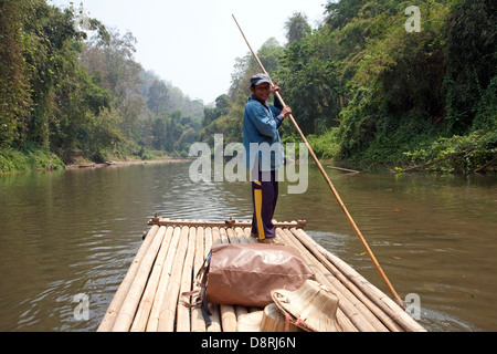 Eine Floßfahrt auf dem Fluss nach dem Elefantenritt im Chiang Dao Elephant Camp in Chiang Mai, Thailand. Stockfoto