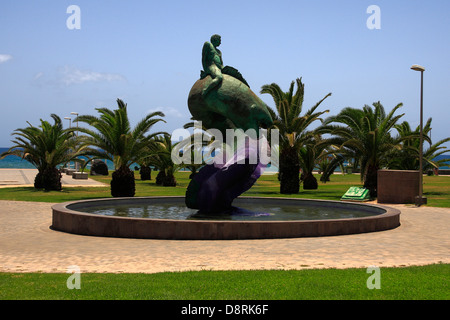 "Mann reitet eine Schlange" Skulptur am Faro de Maspalomas, Gran Canaria. Stockfoto