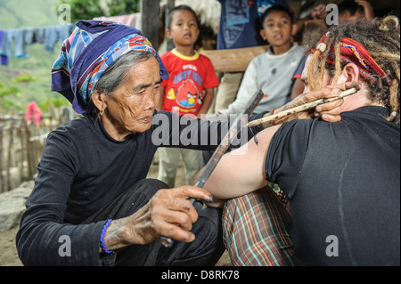 Frau, Tätowierung ein Tourist auf traditionelle Weise, Kalinga, Philippinen, Asien Stockfoto