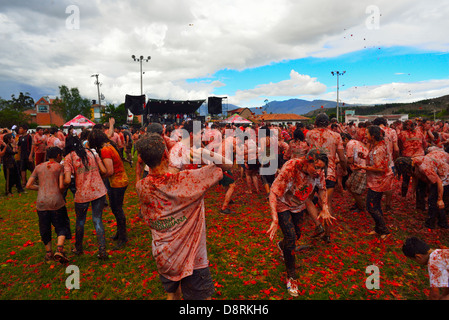 Kolumbianische Festival Tomatina inspiriert, von Burgos in Spanien, Sutamarchan, Boyacá, Kolumbien, Südamerika Stockfoto