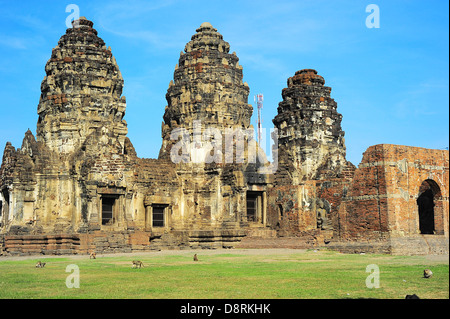 Prang Sam Yot, die Khmer-Tempel in Lopburi in der Nacht Stockfoto