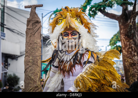 Teilnehmer des Tanz-Wettbewerbs anlässlich des Dinagyang Hommage an "The Santo Niño", Philippinen Stockfoto